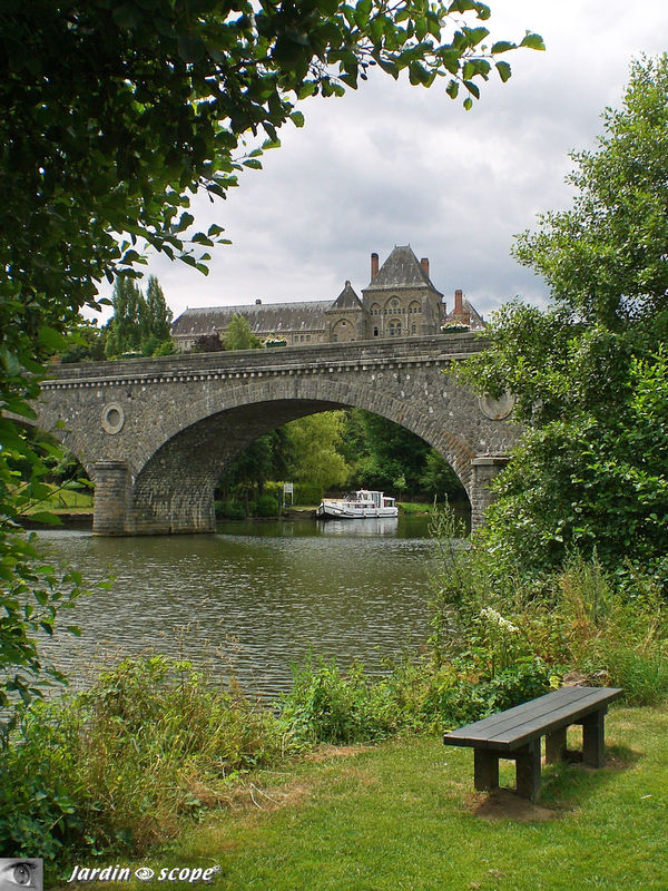 Banc au bord de la Sarthe face à l'Abbaye de Solesmes (72)