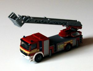 Mercedes atego feuerwehr grande echelle de chez Siku 01