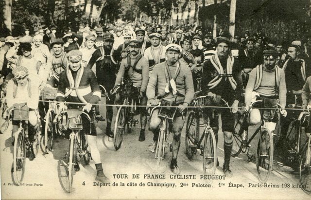 CPA Tour de France Peugeot Wolber 1910 1ère étape Départ Champigny 2ème peloton