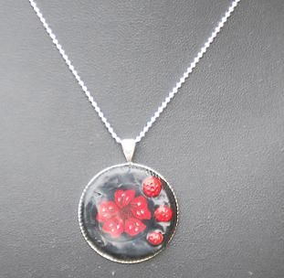 collier_medaillon_noir_et_rouge_12_euros