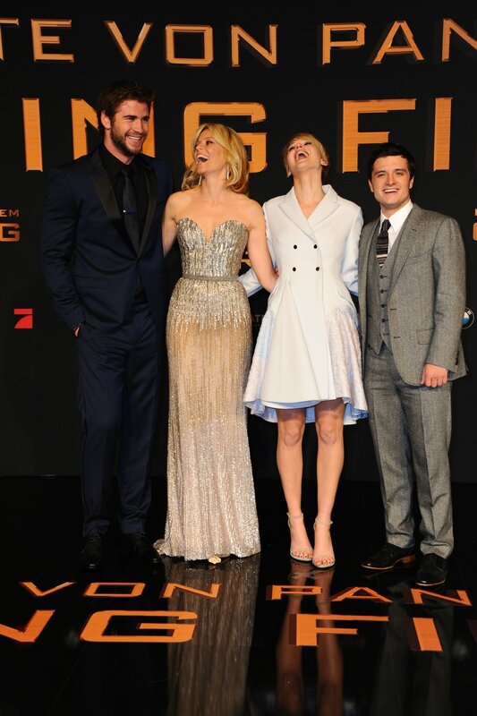 jennifer-lawrence-liam-hemsworth-hunger-games-catching-fire-germany-premiere-02