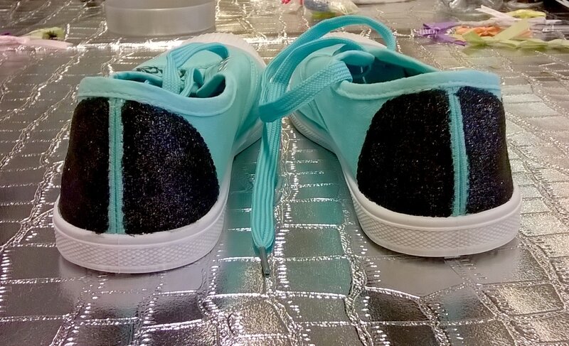 baskets-customisées-avec-de-la-peinture-noire-pailletée
