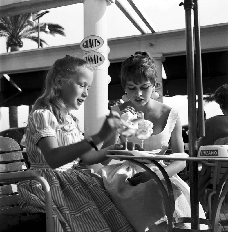 brigitte-bardot-et-brigitte-fossey-au-8eme-festival-de-cannes