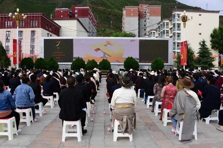 Tibetans+in+Chamdo,+central+Tibet,+at+a+mandatory+televised+event+on+CCP's+centennary