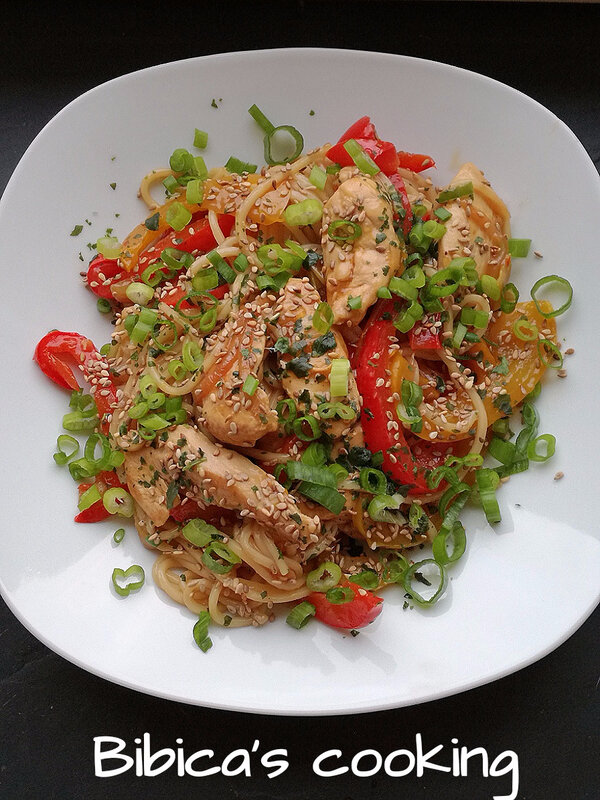 Soba au poulet et poivrons, sauce soja piquante