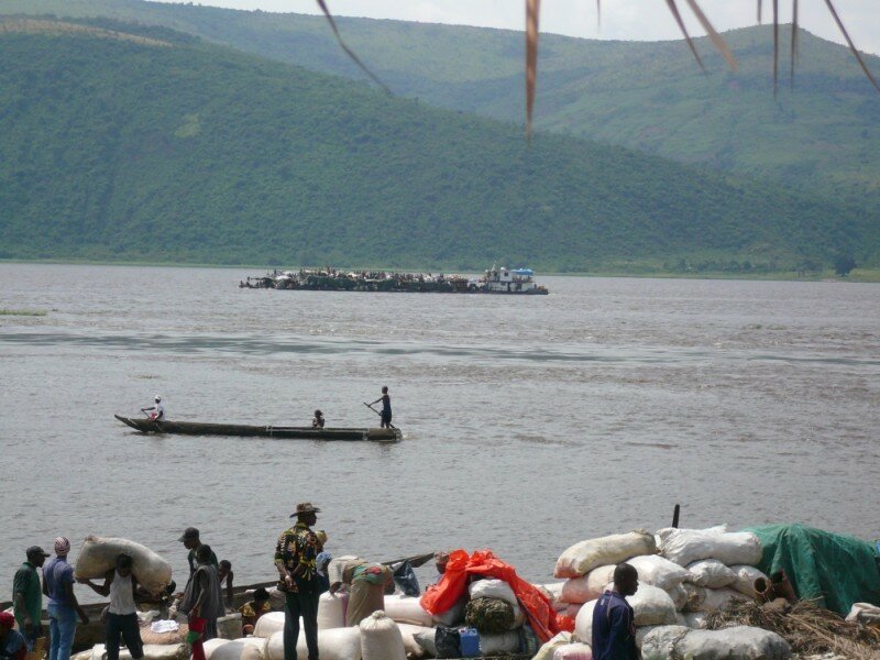 Une pirogue part à l'abordage pour acheter la marchandise avant l'arrivée au port de Kinshasa