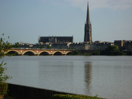 Garonne_pont_de_pierre_1_