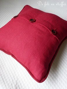 Coussin brodé rouge 8