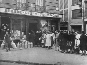femmes faisant la queue à l'épicerie pour les produits frais