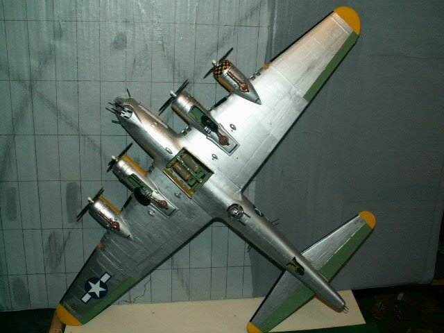 maquette FORTERESSE VOLANTE B-17G finie le 060215 (28)