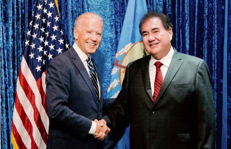 de gauche à droite : Joe Biden et Geoffrey Standing Bear