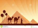 grandes-pyramides-de-l-egypte-avec-la-caravane-de-chameau-sur-le-fond-de-coucher-du-soleil-53429811