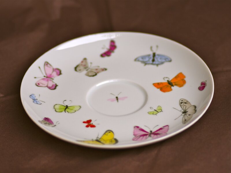 Porcelaine peinte à la main assiette à gâteaux papillons mulicolores