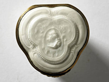 A_Meissen_silver_gilt_mounted_snuff_box__circa_1737_402