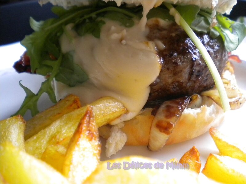 Burger de boeuf limousin, bacon et sauce au cantal