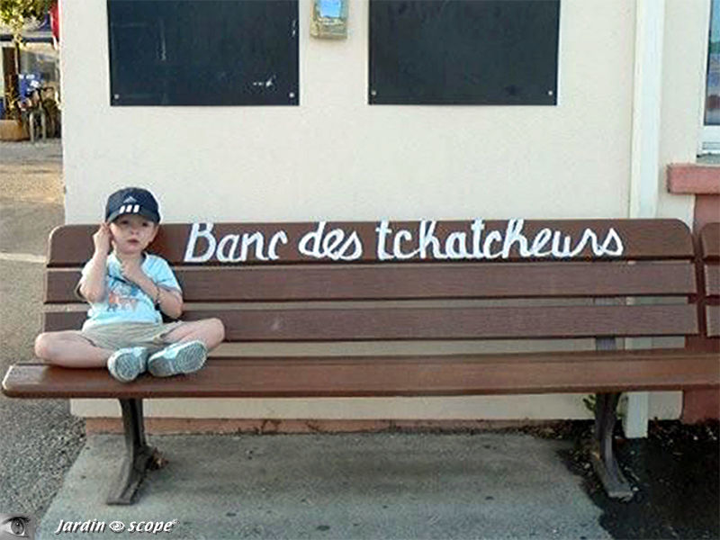 Ce banc des tchatcheurs va bien à ma pipelette de petit-fils !