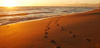 trace de pieds dans le sable