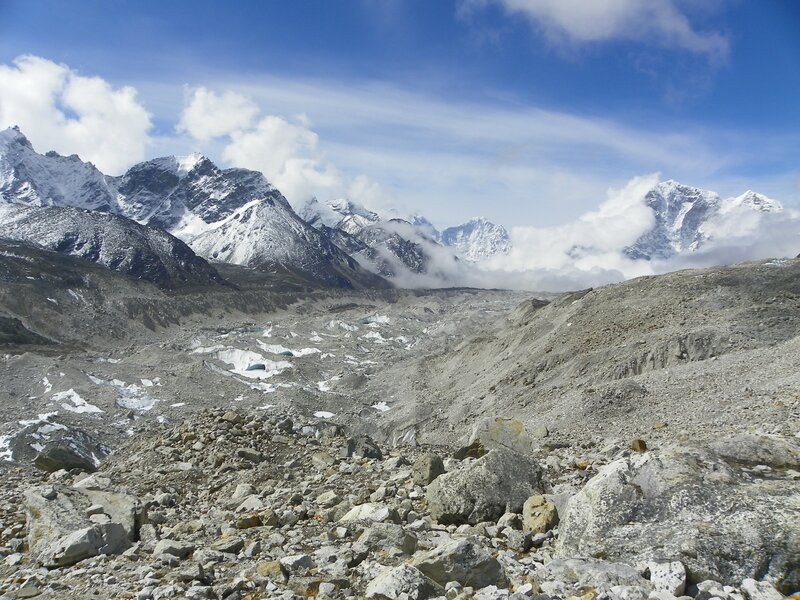 Le Khumbu Glacier, ses moraines latérales et ses sommets enneigés dont le Tabuche Peak (6495m) en face