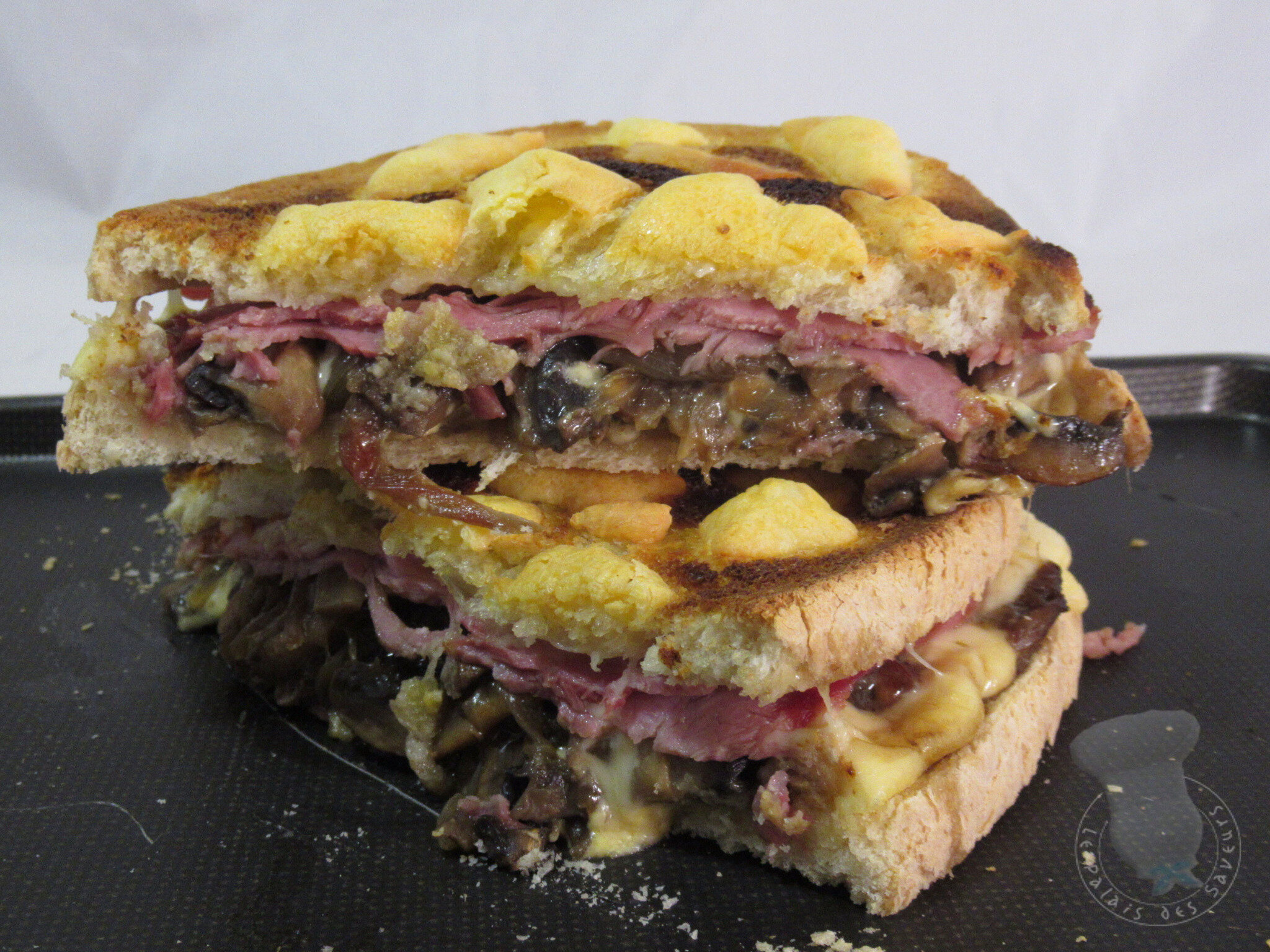 Croque-monsieur oignons doux, champignons, jambon