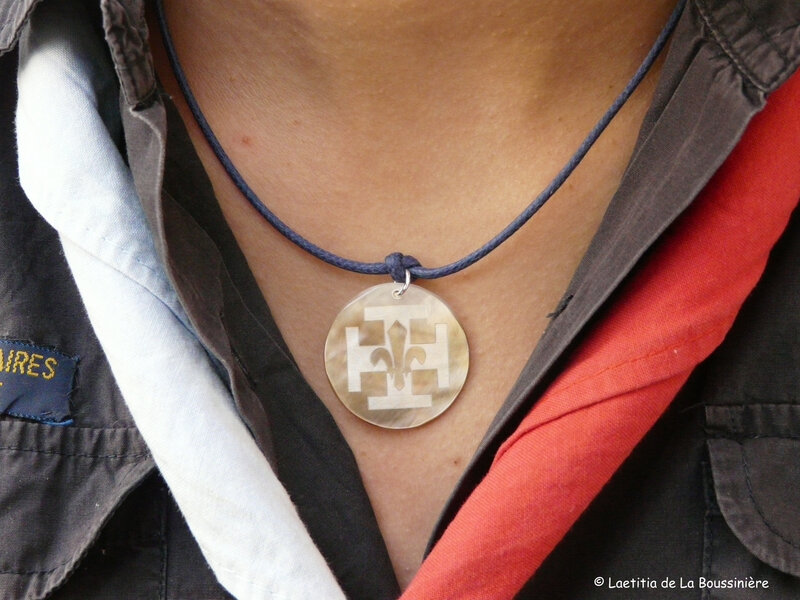 Collier médaille Guide SUF, France (porté)