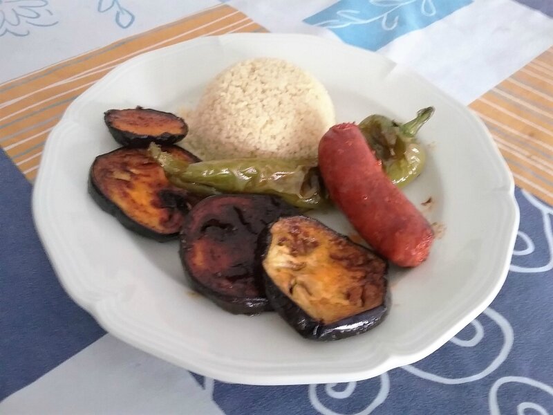 Chorizos frits aux poivrons et aubergines