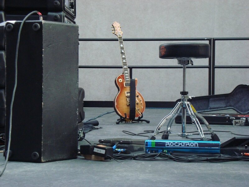 8-monitor-guitar-stool-effects