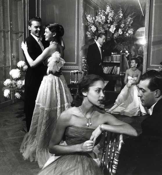 1950-bal_des_debutantes-par_doisneau_pour_vogue-2