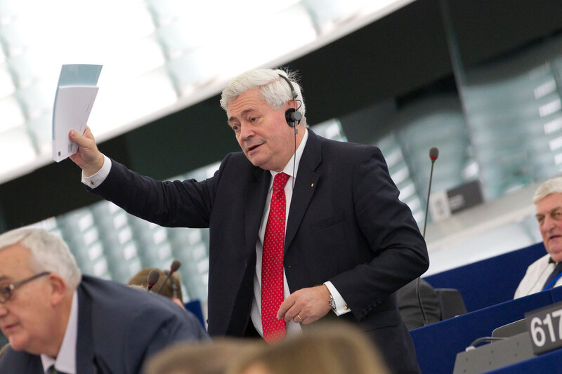Coup d’Etat institutionnel en Italie: les Bruxellois à la manœuvre Gollnisch PE