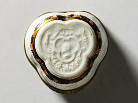 A_Meissen_silver_gilt_mounted_snuff_box__circa_1737_403