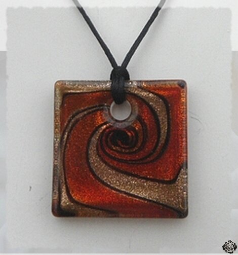 Pendentif Carré Dorya Or Motifs Rouge Orangé et Noir en Verre Soufflé Style Murano