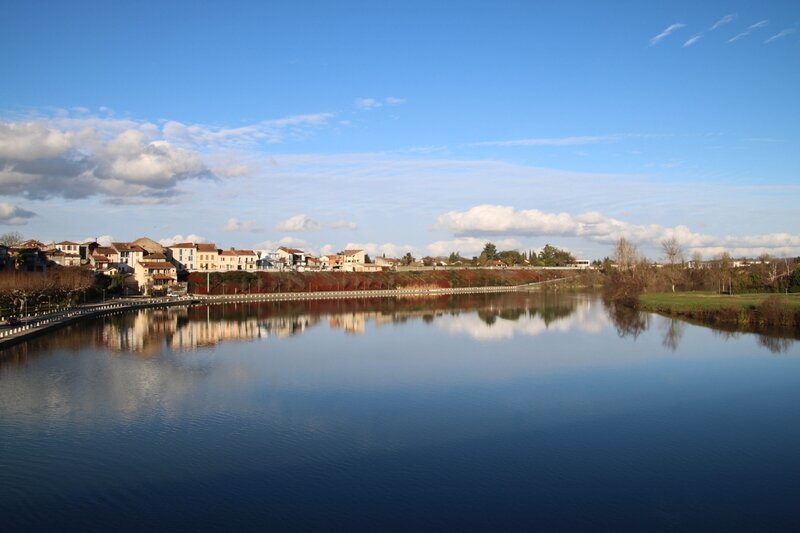 Vue sur les quais de Cazères