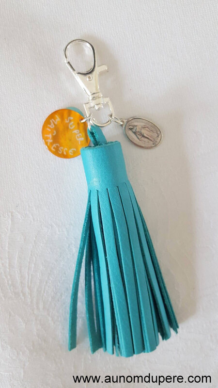 Porte-clés Pompon Super Maîtresse (turquoise)- 21 €