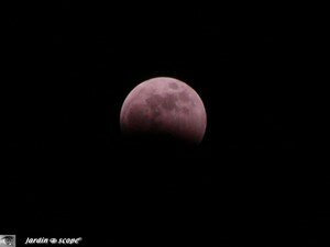 L'ombre de la Terre apparaît en bas de la Lune