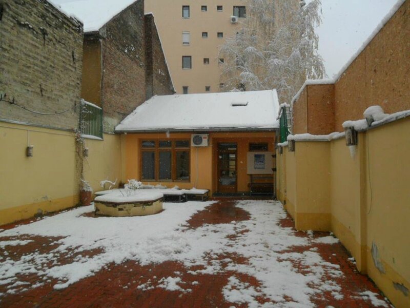  Dans la cour de l'Institut 