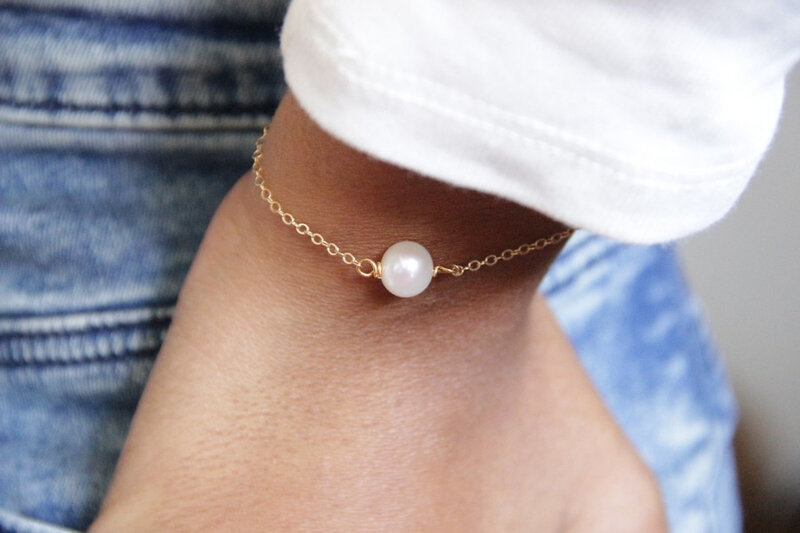 bracelet-minimaliste-une-perle-de-culture-de-nacre-plaque-or