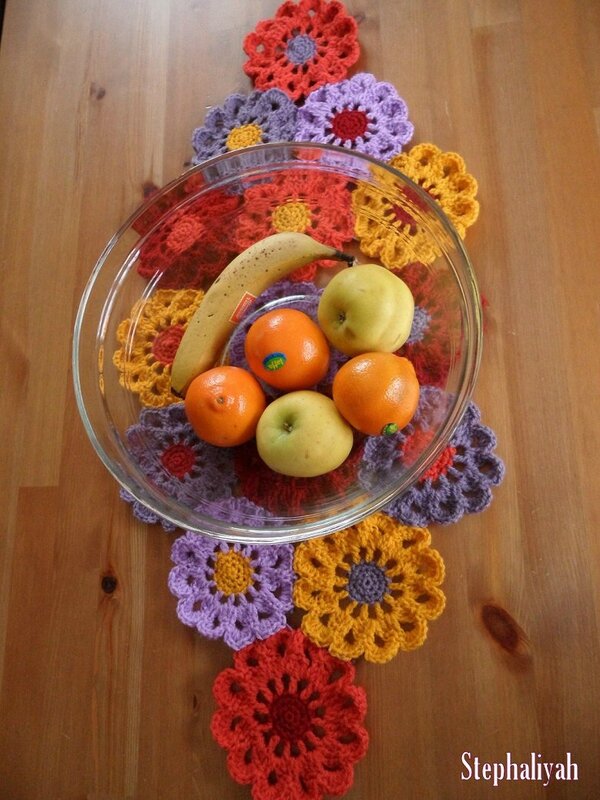 Chemin de table fleurs crochet -- 4