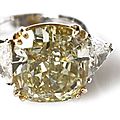 Bague en or gris et jaune, centrée d'un important <b>diamant</b> « Fancy Greenish Yellow » <b>taille</b> <b>coussin</b> de 15,56 carats