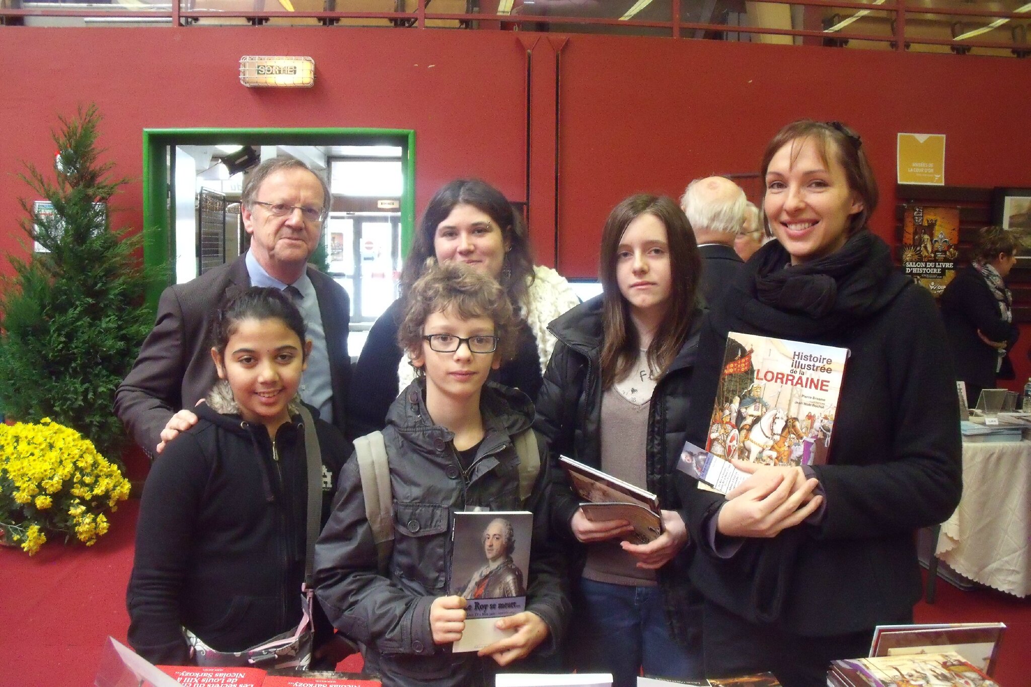 Des jeunes collégiens avec Pierre Brasme