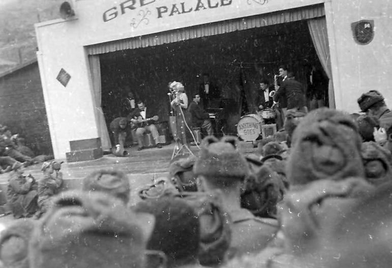 1954-02-17-korea-grenadier_palace-stage-021-1