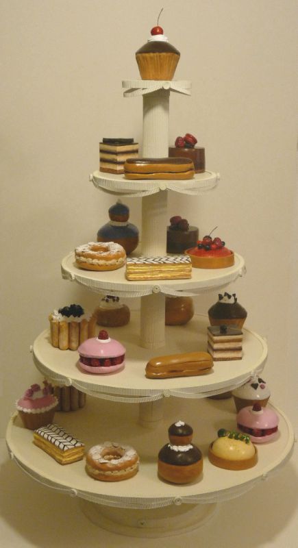 Serviteur muet géant garni de pâtisseries