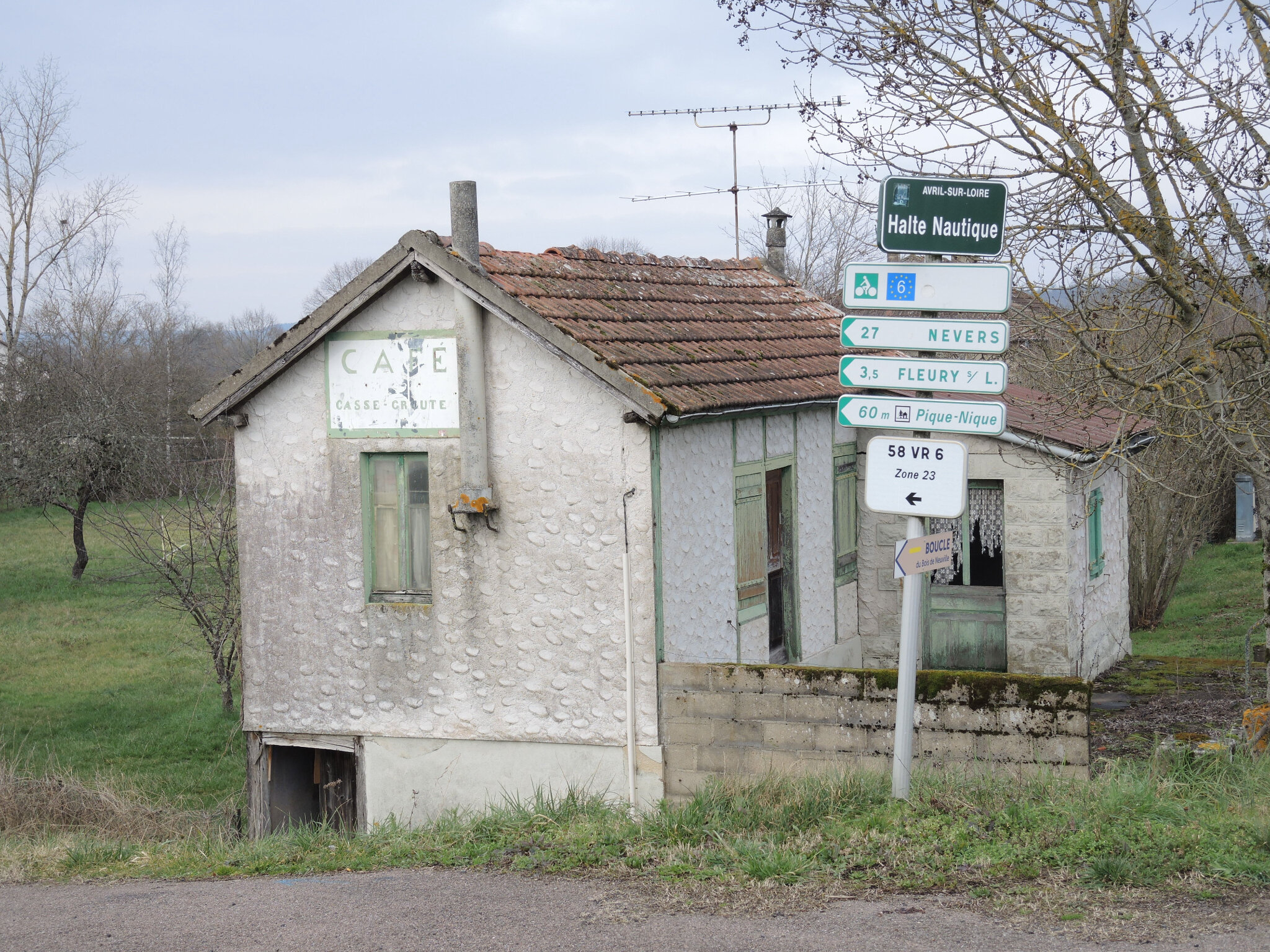 Avril-sur-Loire, ancien bar (58)