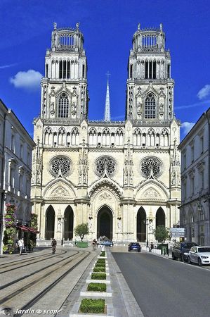 Cathédrale-Sainte-Croix-rue-Jeanne-d'Arc