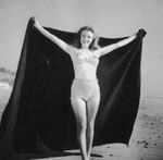 1945_beach_sitting_bikini_yellow_034_1