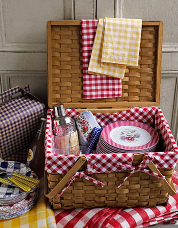 gingham_picnic_basket_de_74713695