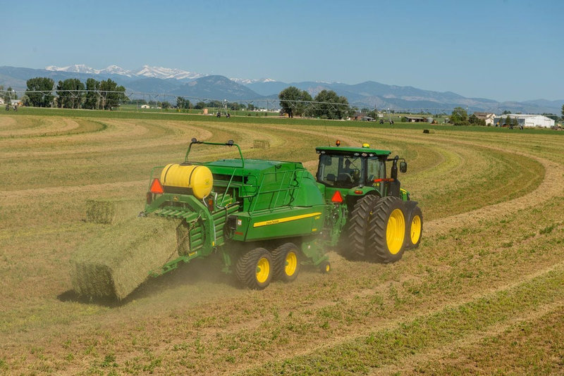 large-square-baler-field-large-JD-L330-340
