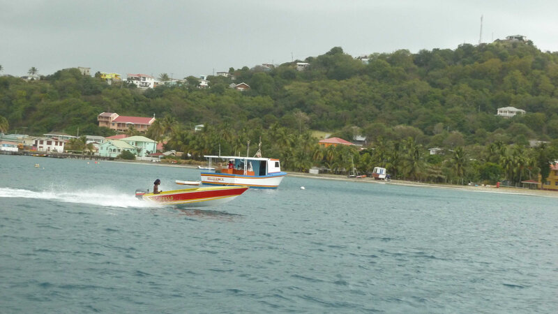 Ile Petite Martinique - GRENADA1 -bateau pêcheur volant sur l'eauR