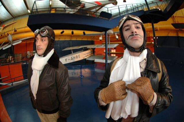 Deux aviateurs des débuts de l'aviation au milieu des vieux coucous. Musée de l'aviation et de l'aéronautique. Le bourget. Visite théâtralisée de Musée.