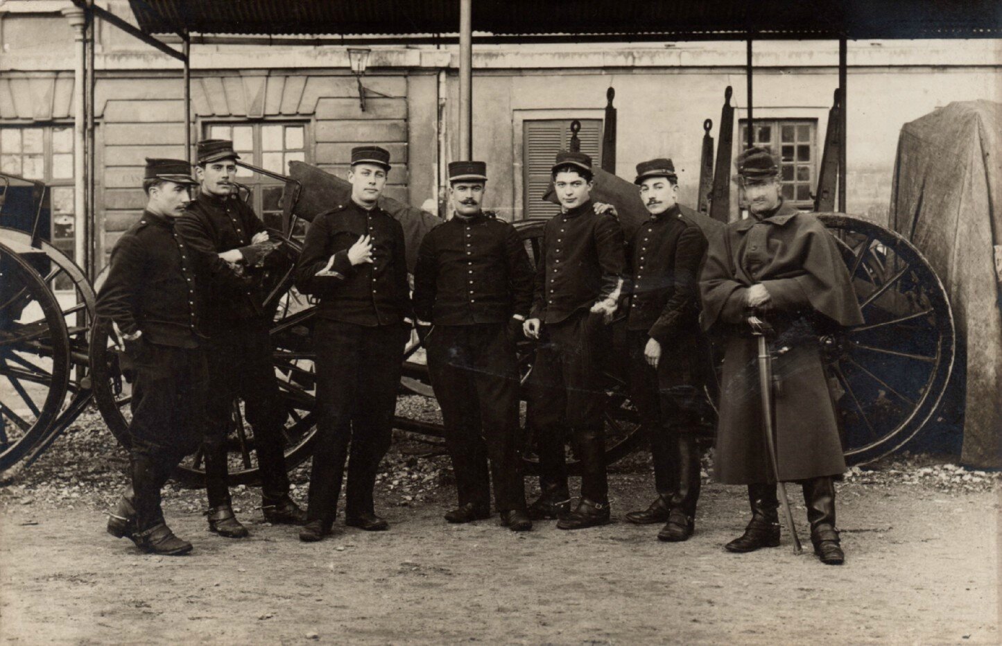Rouen, caserne Jeanne d'Arc, groupe d'artilleurs du 43e RAC et pièces de 75 au repos (carte-photo coll. Verney-gandeguerre)