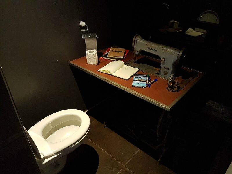 Papeete-déco de toilettes dans un bar_JML