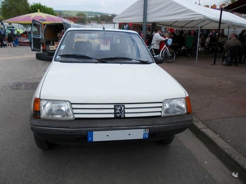 Peugeot205Juniorav